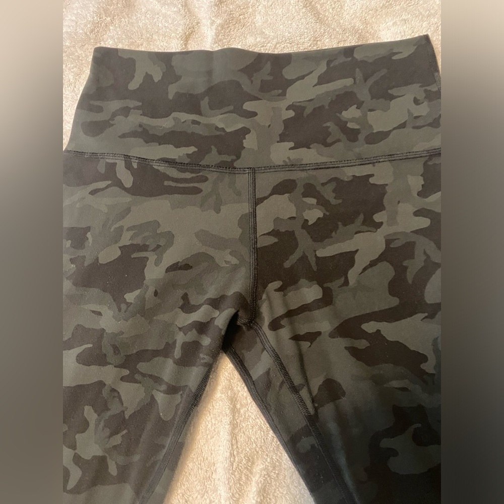 lululemon Align Pant II 25" in Incognito  multi gator green. Size 8.